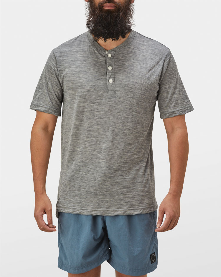 100% Merino Light Henley C | 山と道 U.L. HIKE & BACKPACKING