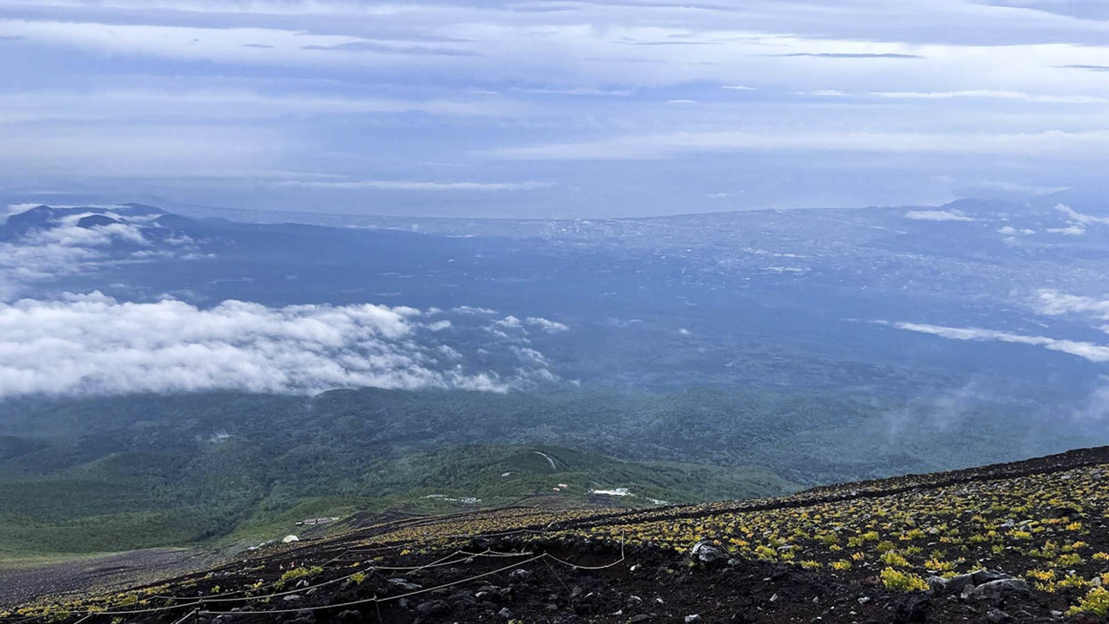 無料配布】ファンタジーの城下町の背景イラスト/縦長— copainter ユーザーは商用可・無償で利用可, image size:1600x900