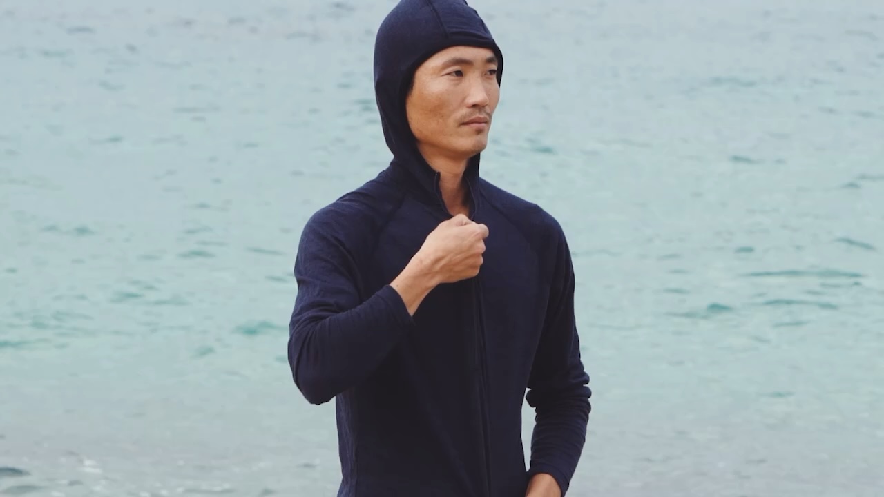 100% Merino Light Hoody | 山と道 U.L. HIKE & BACKPACKING